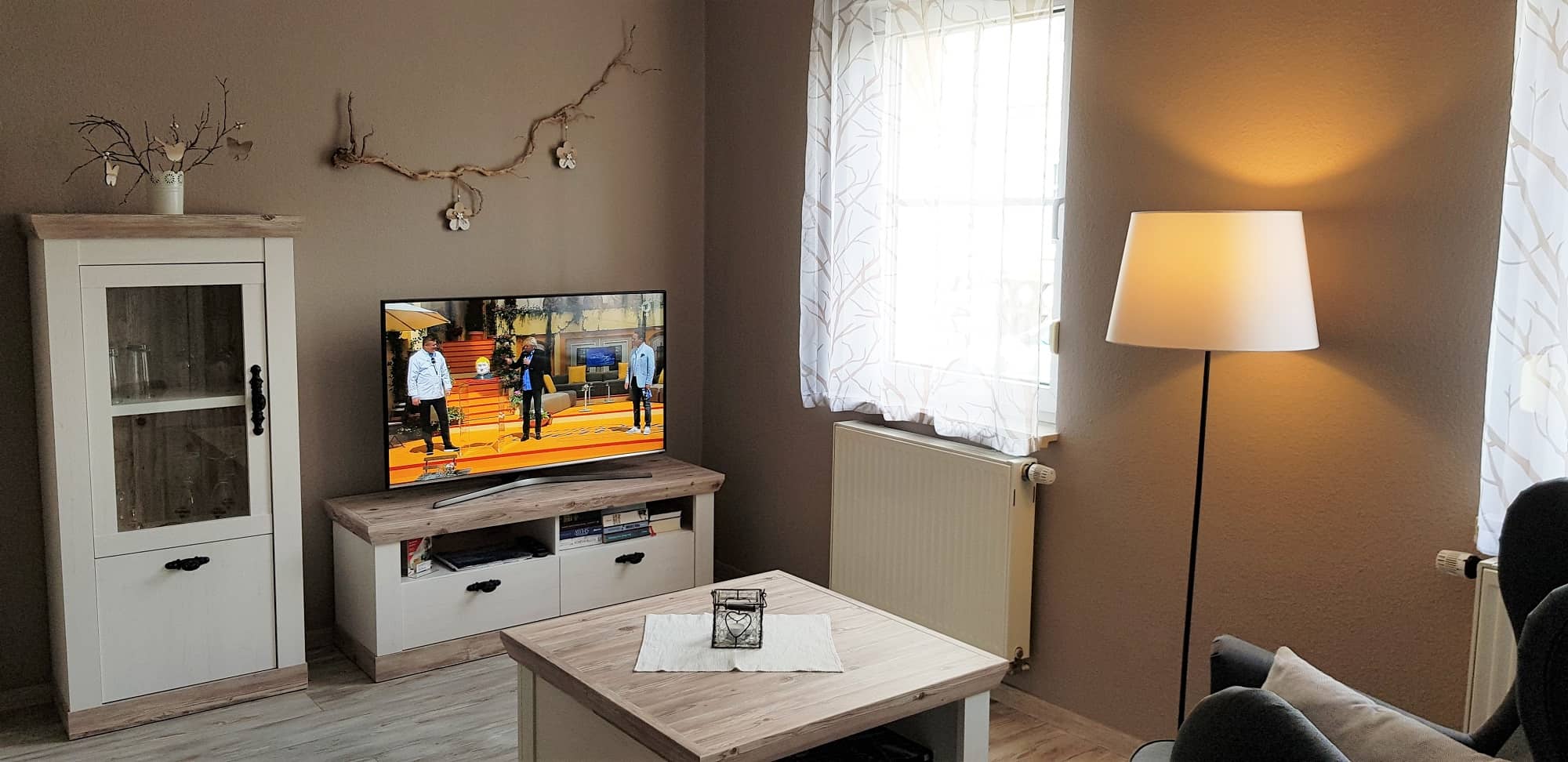 Fernseher-auf-Lowboard-neben-Schrank-und-Tisch-in-gleichem-Design
